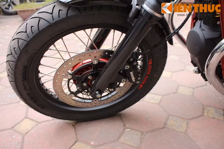Dù có vành nan kiểu cổ điển nhưng bánh trước của chiếc xe vẫn được trang bị hệ thống phanh Brembo hiệu năng cao hiện đại, có ABS. Kích thước lốp trước là 100/90/18 - khá hẹp so với một mẫu xe 750 cc.
