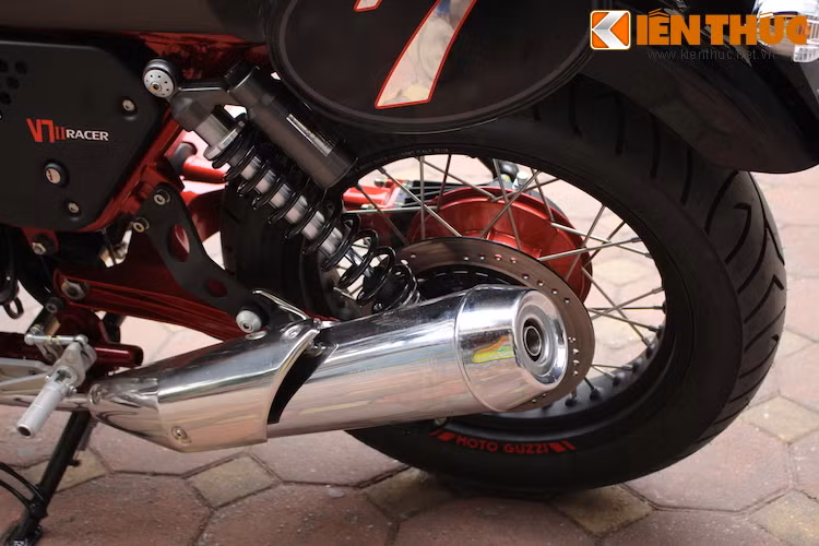Bánh sau cũng có dạng vành căm cổ điển, với lốp bản 130/80/17. Ống xả mạ chrome sáng loáng của xe có thiết kế khá "vểnh" lên trên, càng tạo cho V7 Racer Record vẻ thể thao, năng động hơn.