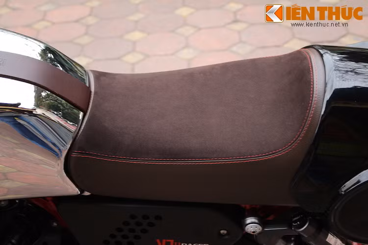 Yên solo của V7 Racer bằng da xịn của Ý, với mặt yên là da lộn và hai bên bằng da trơn. Ở đây, tinh thần "hết mình vì nghệ thuật" của người Ý lại được thể hiện rất rõ khi chất liệu da lộn đẹp hơn, nhưng dễ thấm nước hơn.