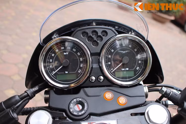 Giống như thiết kế tổng thể của toàn bộ chiếc xe, bảng đồng hồ của V7 Racer vẫn có 2 đồng hồ dạng tròn truyền thống và chỉ báo đa phần bằng hệ thống đèn báo. Moto Guzzi chỉ bổ sung thêm 2 màn hình LED đơn sắc rất nhỏ để tránh "phá dáng" cổ điển của cả cụm đồng hồ.