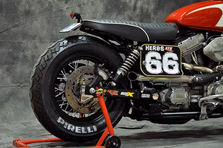 "Hệ thống xả" của chiếc Dyna này chỉ bao gồm 2 đường ống inox nhập thành 1, kéo dài tới gần bánh sau của xe. Để giảm trọng lượng tối đa, Pepo đã sử dụng ắc quy lithium và "giấu" nó bên trong các bảng số hai bên thân xe. Cuối cùng, lốp Pirelli MT66 đã được anh lựa chọn để giữ vững vẻ cổ điển cho chiếc xe.