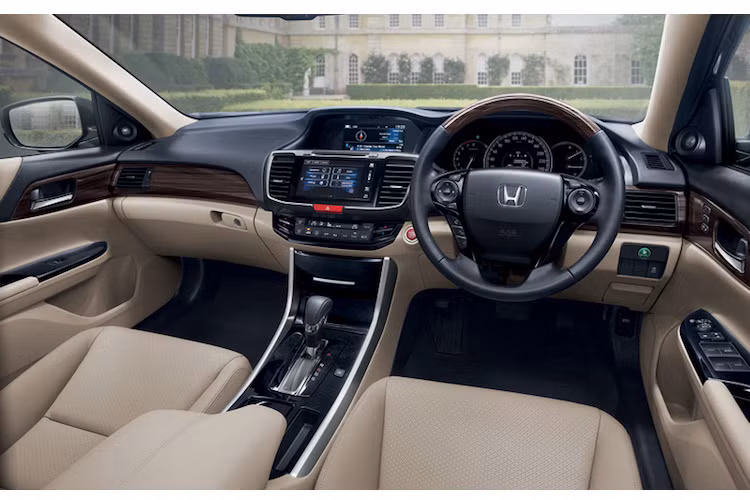 Ở bên trong nội thất, Honda đã bổ sung thêm một số tùy chọn ốp nội thất gồm gỗ, các chi tiết màu đen piano và sơn bạc. Các lựa chọn màu nội thất gồm đen, xám và kem. Cách bố trí các chi tiết không có sự khác biệt so với phiên bản cũ.