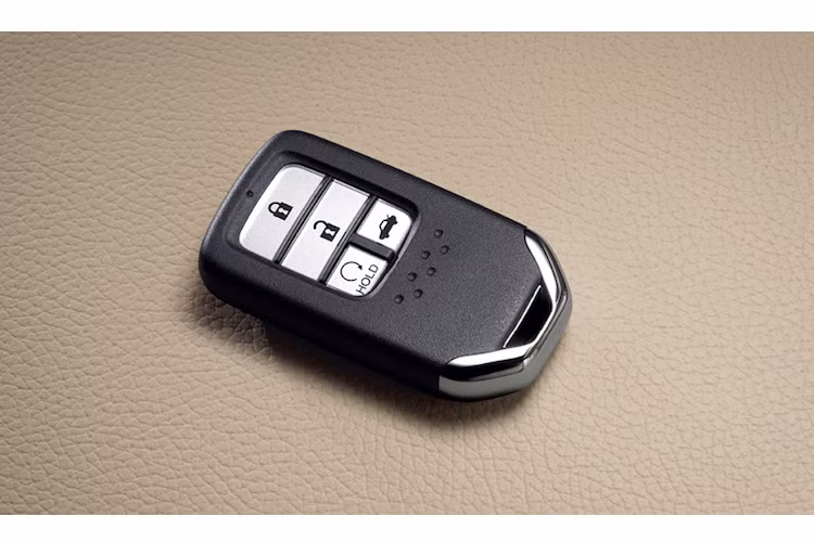 Trên Accord 2016, Honda cũng đã bổ sung thêm nhiều trang bị chuẩn, trong đó có chìa khóa mở từ xa thông minh với khả năng mở cốp, nổ máy và bật điều hòa từ xa.