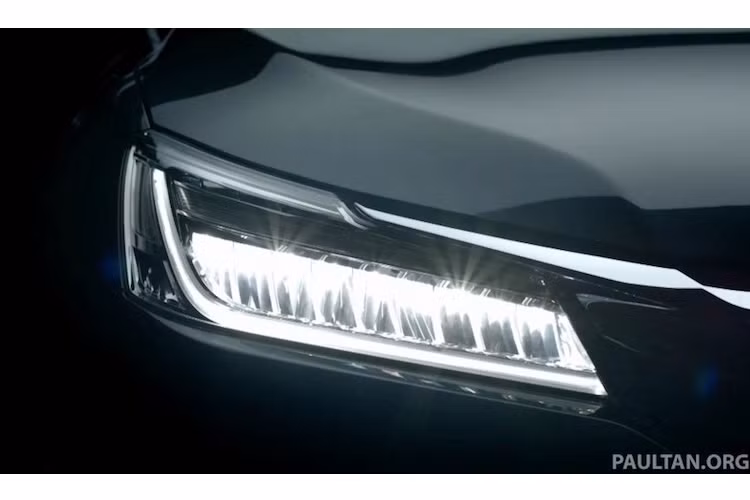 Đặc biệt, chiếc xe còn được trang bị bộ đèn pha full LED cao cấp, với dải LED chiếu sáng ban ngày ấn tượng không kém các dòng xe hạng sang.