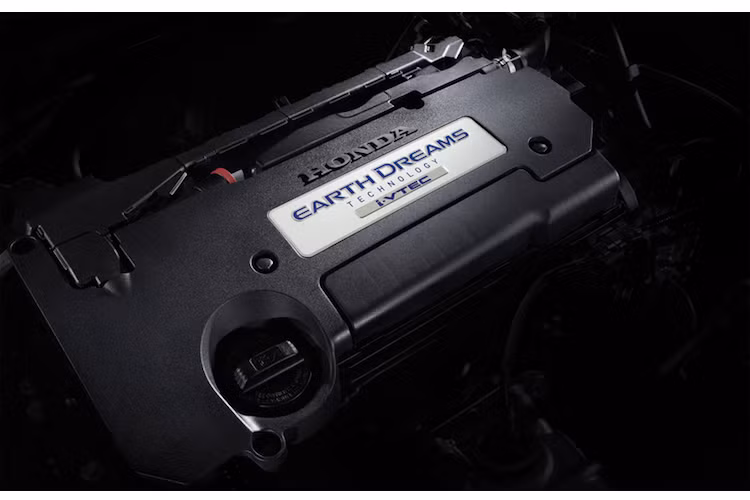 Về động cơ, Accord 2016 không có sự thay đổi với các phiên bản 2,0 lít SOHC (155 mã lực / 190 Nm) và 2.4 lít Earth Dreams DOHC 174 mã lực/ 225 Nm) kết hợp cùng hộp số tự động 5 cấp và khả năng chạy xăng pha cồn sinh học E85.