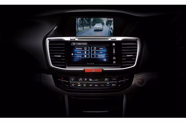 Hệ thống thông tin giải trí của Accord bao gồm 2 màn hình, trong đó một màn hình bên dưới cảm ứng có kích thước 7 inch có vai trò điều khiển và màn hình trên 7,7 inch để hiển thị thông tin. Hệ thống này có đầy đủ các kết nối như Apple CarPlay, Mirror Link và hỗ trợ phát Wifi.