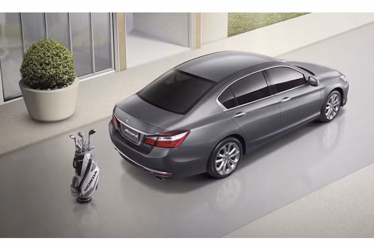 Cặp đèn hậu với những dải LED mới, nẹp chrome và ống xả kép là những điểm mới nổi bật ở đuôi của Accord 2016. Cuối cùng, chiếc xe cũng có thêm những tùy chọn mâm đúc mới.