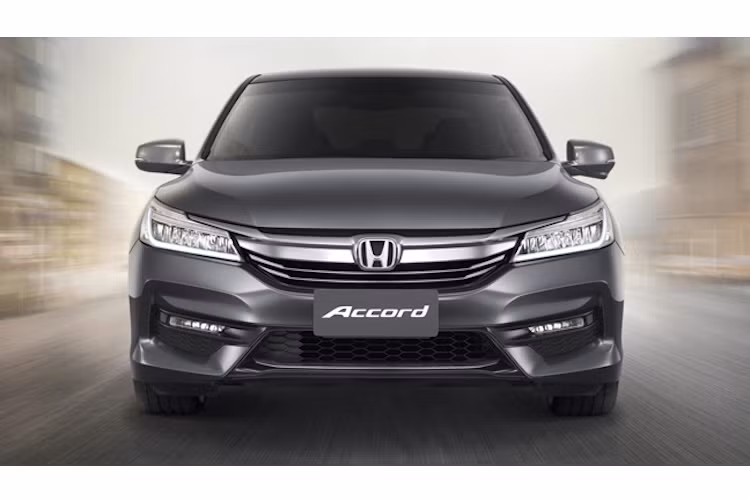 Bắt đầu với những thay đổi ngoại thất, Accord 2016 sở hữu thiết kế phần đầu mới theo chiếc Civic thế hệ mới, với thanh nẹp mạ chrome lớn trên lưới tản nhiệt và cản trước góc cạnh, thể thao hơn.