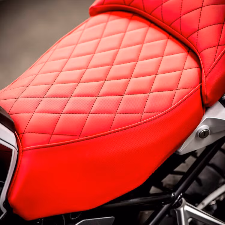 Cả 2 phiên bản đặc biệt này đều được trang bị sẵn hệ thống hỗ trợ sang số Gear Shift Assist Pro . Riêng phiên bản BMW R1200GS Adventure Iconic còn có thêm bộ khung bảo vệ kiêm giá gắn túi đồ được lắp sẵn trên xe.