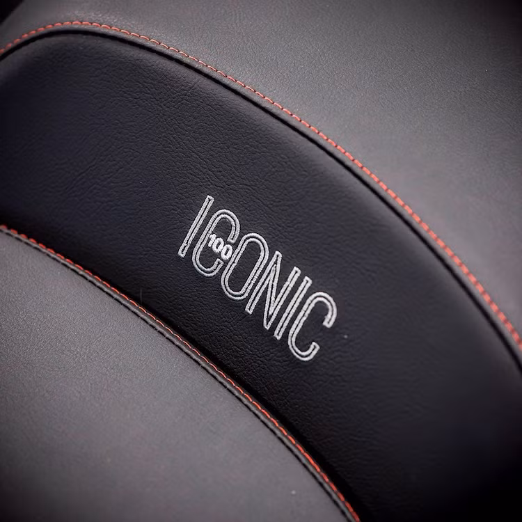 Để khiến cho phiên bản này trở nên nổi bật hơn, BMW cũng đã trang bị cho chiếc xe yên màu đen thêu chỉ đỏ tương phản có logo Iconic 100 và phuộc cùng heo phanh màu vàng.