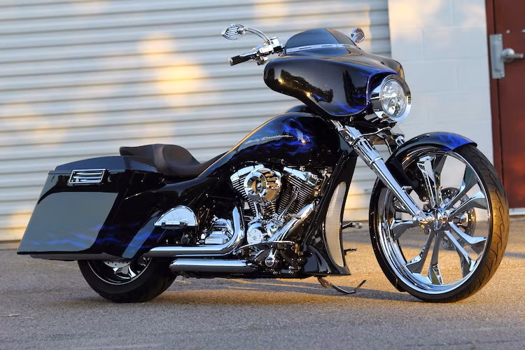 Với sự phát triển của công nghệ, nhiều chiếc bagger còn được trang bị giảm xóc khí phía sau để có thể dễ dàng điều chỉnh khoảng sáng gầm. Mỗi chiếc Bagger cũng thường là một tác phẩm nghệ thuật nhờ có những hình vẽ và sơn airbrush cầu kỳ trên thân xe.