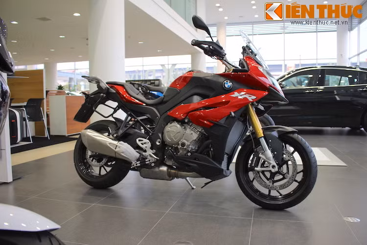 Ra mắt lần đầu tại triển lãm EICMA 2014, BMW S1000XR là dòng xe đường trường (adventure) mới của chi nhánh BMW Motorrad, cung cấp cho khách hàng thêm một sự lựa chọn mới bên cạnh dòng R1200GS truyền thống.