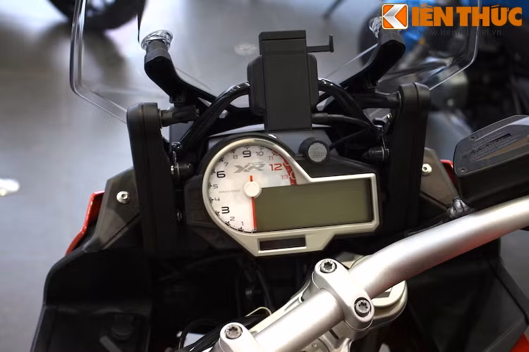 Bảng đồng hồ của S1000XR cũng giống như S1000RR, chỉ khác mặt số ở báo tua. Phía trước của chiếc xe có kính chắn gió lớn để cản gió và bụi trên đường trường. Trên bảng đồng hồ có sẵn giá để gắn hệ thống dẫn đường tùy chọn của Garmin.