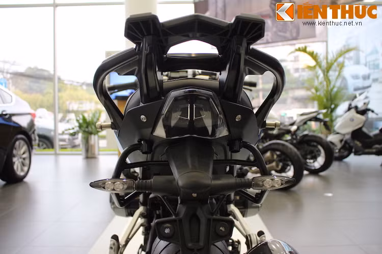 Phần đèn hậu của S1000XR khá giống S1000RR, bên dưới là cặp đèn xi-nhan sử dụng công nghệ LED. Tuy nhiên để phục vụ cho những chuyến đi xa, phía sau xe đã có hàng loạt các tay nắm và giá thép để có thể dễ dàng lắp thêm thùng đồ phía sau/2 bên hông.