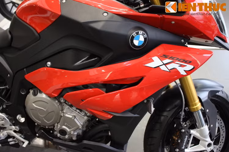 S1000XR cũng được trang bị quây gió half-fairing ở hai bên thân xe, mặc dù không có thiết kế "mang cá mập" như S1000XR.