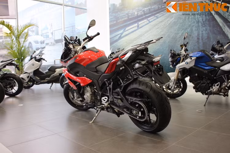 Tuy nhiên so với S1000RR, động cơ này đã được BMW sửa lại, giảm công suất xuống còn 158 mã lực và mô-men xoắn giữ nguyên 112 Nm.