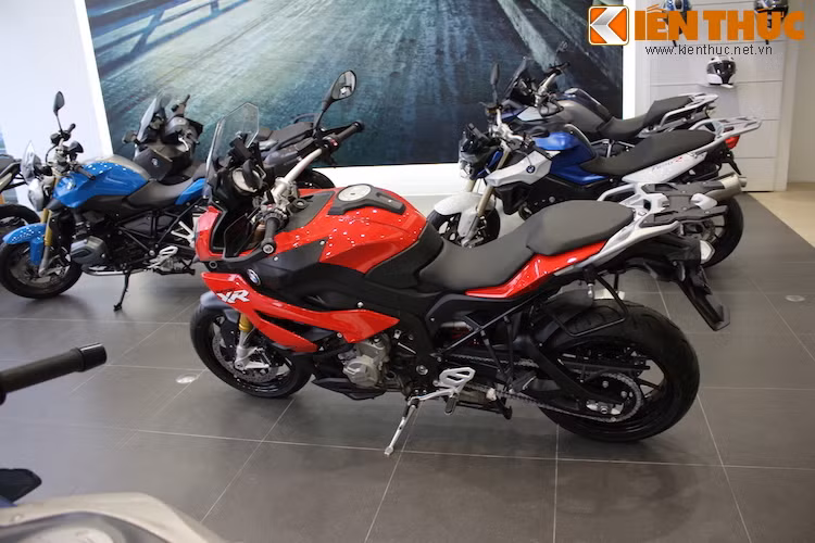 Tại Việt Nam, S1000XR hiện đã được phân phối chính hãng BMW với giá khoảng 730 triệu đồng, kèm theo chế độ bảo hành 2 năm. Tuy nhiên so với "người anh em" S1000RR, mẫu xe này ít được các biker để ý tới hơn.