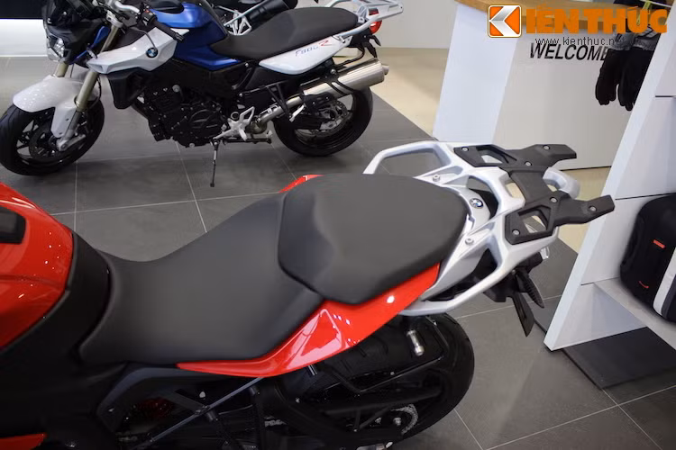 Yên của xe có thiết kế cho 2 người ngồi, với đệm mút đặc biệt không gây mỏi khi đi xa.