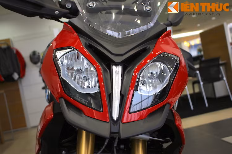 Về thiết kế, S1000XR có phong cách tương tự S1000RR nhưng ít "cực đoan" hơn. Điều này được thể hiện rõ ở đèn pha kép đối xứng, thay vì bất đối xứng như mẫu superbike kia. Nằm giữa 2 đèn pha chính của xe còn có thêm một đèn LED định vị nữa để tăng độ an toàn khi đi đêm.