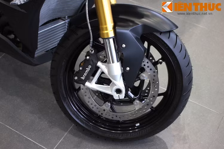 Ở phía trước, chiếc xe cũng có cặp phuộc USD đường kính 46 mm nhưng với hành trình lên tới 150 mm. Bộ vành 5 chấu chữ Y có thiết kế tương tự S1000RR, kèm theo hệ thống phanh đĩa kép với heo Brembo 4 pis ABS.