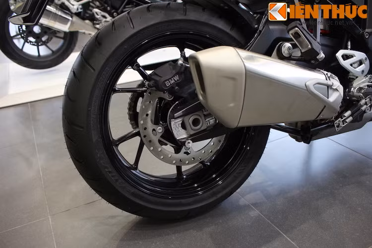 Phuộc sau của S1000XR là dạng monoshock, cũng có khoảng hành trình lên tới 140 mm. Lốp trước có kích thước 120/70/17 trong khi lốp sau là 190/55/17.