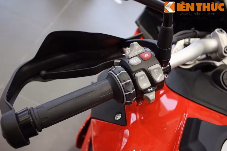 Cả 2 bên tay ga và phanh đều có vòng bảo vệ, trong khi 2 cùm công tắc đều được tích hợp các nút điều khiển những hệ thống điện tử của xe. S1000XR sở hữu đầy đủ các hệ thống tiên tiến như treo điện tử ESA, ổn định tự động ASC,...