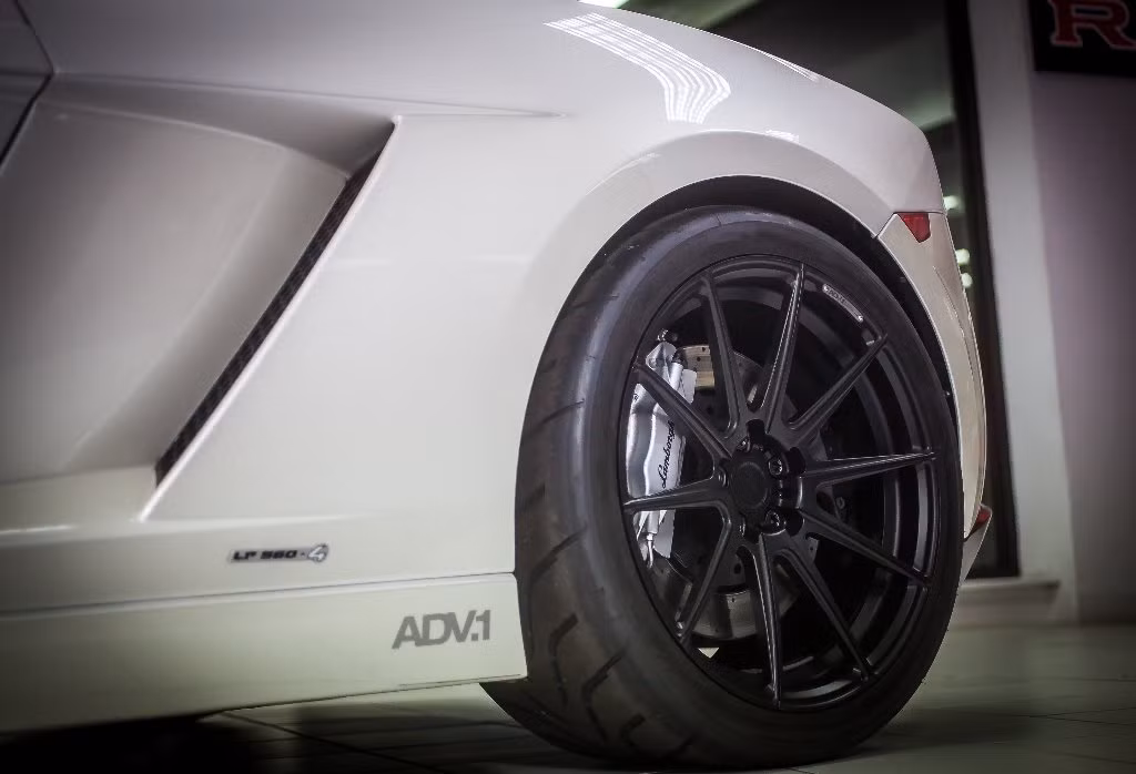 Sự khác biệt của chiếc Gallardo này ở ngoại thất chỉ nằm ở bộ mâm ADV1 độ và dòng chữ Underground Racing bên dưới cửa.