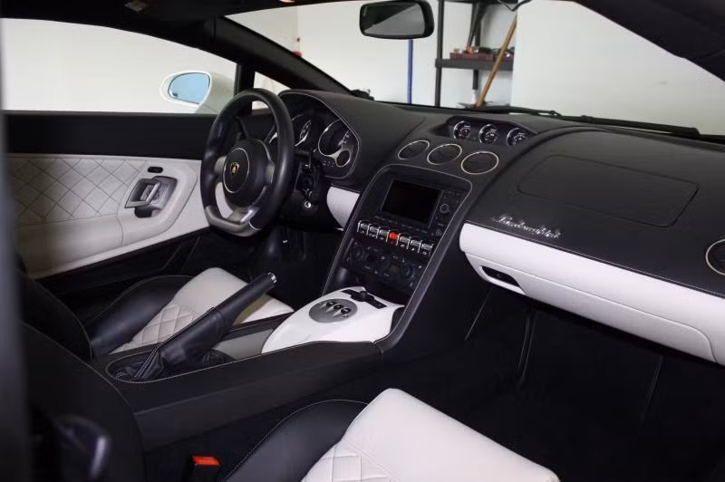 Tương tự, bên trong khoang lái cũng giữ nguyên những chi tiết tiện nghi như một chiếc Gallardo vừa rời nhà máy Lamborghini.