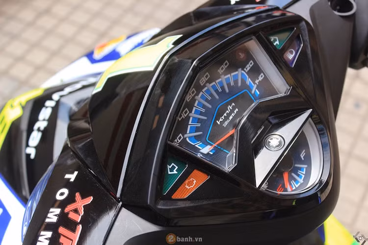 Được thay toàn bộ phần đầu của Luvias, chiếc xe cũng có bảng đồng hồ đi kèm từ Luvias.