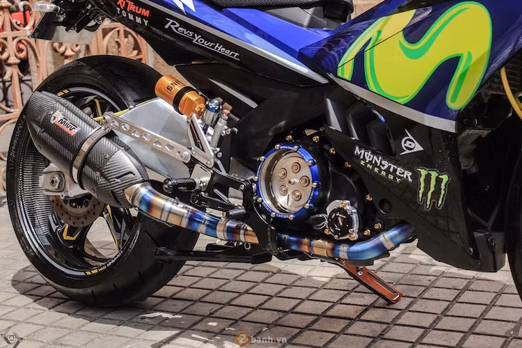 Phía bên phải xe là pô MIVV Carbon full system với cổ sợi carbon và phuộc sau Ohlins.