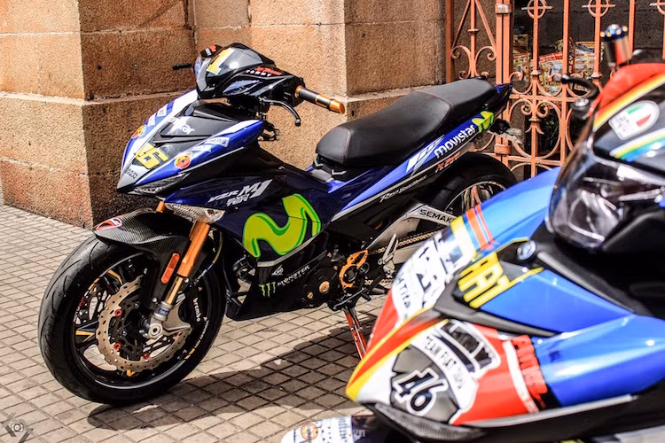 Cùng với gắp sau R6 bằng nhôm nhẹ hơn gắp sắt của Exciter, chiếc xe chỉ hơi khó khăn hơn một chút khi tăng tốc do có tiết diện tiếp xúc mặt đường của lốp lớn.