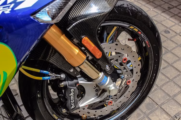 Chi tiết "khủng" nhất trên chiếc xe đó là bộ mâm Rotobox carbon của xe phân khối lớn, với giá lên tới gần 80 triệu đồng. "Dàn chân" trước của chiếc Exciter này cũng được trang bị hàng loạt phụ tùng "hàng hiệu" như dè carbon, phuộc Ohlins, heo Brembo 4 piston cho cả 2 đĩa, dây dầu Apido.