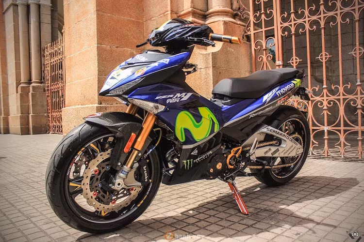 Mặc dù có "xác" là một chiếc Exciter 135 nhưng chiếc xe đã được chủ nhân độ lên dàn vỏ của Exciter 150, đồng thời có tem đấu sơn theo phong cách của chiếc xe đua MotoGP Yamaha M1 đội Movistar.