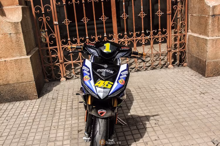 Để tạo "cá tính" riêng cho chiếc xe, riêng phần đầu đã được thay bằng đầu của Yamaha Luvias.