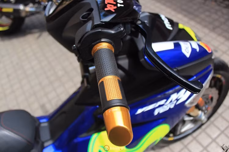 Phía trên tay lái là sự xuất hiện của gù xéo Rizoma, bao tay Rizoma Lux và cần phanh/côn Brembo.