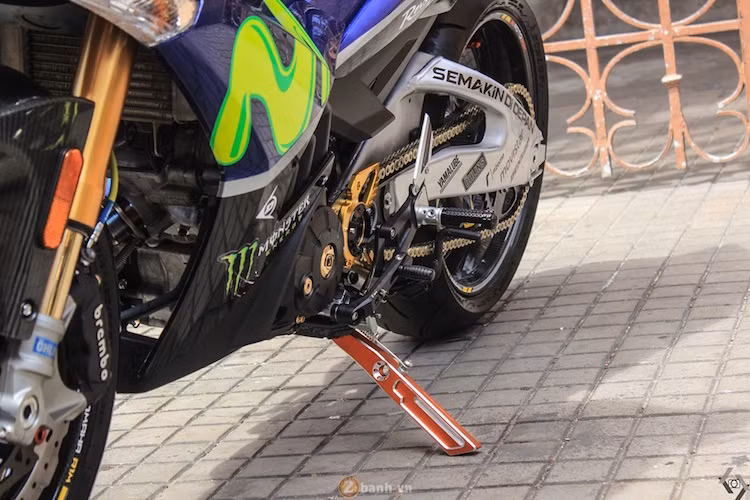 Chân chống nhôm CNC nằm bên trái xe.