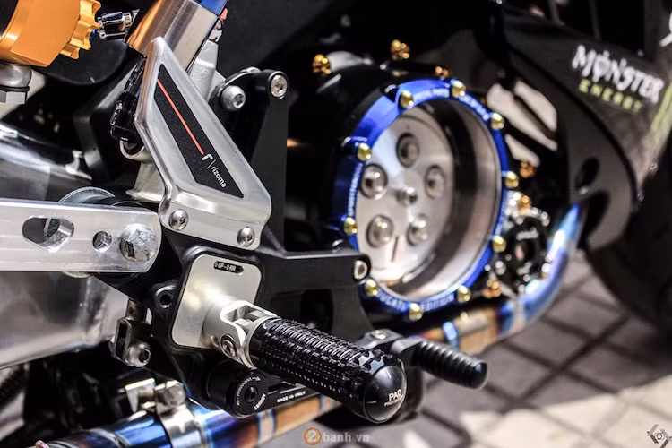 Bưởng côn của chiếc xe được thay lốc trong suốt của S.P.M, lọc nhớt nắp CNC và dàn để chân CNC Rizoma loại dành cho siêu môtô BMW S1000RR.