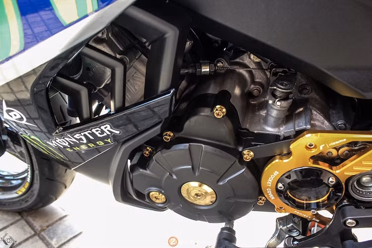 Khối động cơ nguyên bản của Exciter 135 đã được nâng công suất nhờ bộ lòng YCS trái 62 mm. Nắp mang cá chắn nhông là loại nhôm CNC của Rizoma.