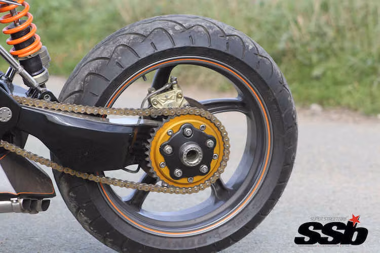 Một chiếc Ducati 916 đã "hi sinh" cặp mâm Marchesini và bộ gắp đơn phía sau cho chiếc CBX1000 của Larry. Với bộ phanh Brembo cho cả 2 bánh, chiếc xe có thể dừng lại một cách an toàn ở tốc độ cao.