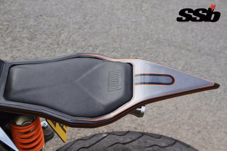 Tiếp tục với phong cách tối giản, phần đuôi của chiếc xe cũng được làm mỏng nhất có thể và liền khối với khung xe. Phía trên là chiếc yên solo "siêu mỏng". Ở phía dưới, Larry vẫn còn chỗ để có thể đặt pát biển số và một cặp đèn hậu LED.