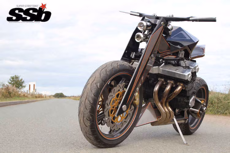 Theo Larry Houghton - Chủ xưởng Lamb Engineering cho biết, đối với bản độ Honda CBX1000 Streetfighter này, anh đã hoàn toàn "thiết kế" lại chiếc xe, chỉ giữ lại khối động cơ 6 xi-lanh độc đáo.