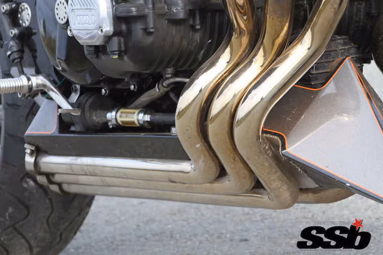 Có thiết kế đơn giản, bộ khung này sử dụng động cơ là một phần trong cơ cấu chịu lực - giải pháp được nhiều hãng thiết kế superbike tin tưởng. Khối động cơ 6 xi-lanh "hàng khủng" CBX1000 được phục chế lại và có bộ ống xả chia thành 6 ống, uốn xung quanh động cơ xe và kết thúc ở gần bánh sau.