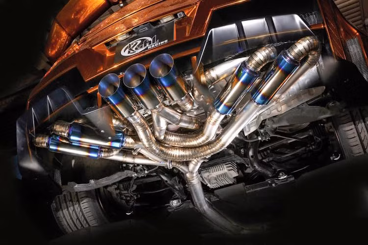 Bản thân hệ thống xả của chiếc xe cũng có thể coi là một tác phẩm nghệ thuật thực sự, với những đường ống được cuốn với nhau chặt chẽ và thoát hơi qua 3 đầu ống xả thể thao.