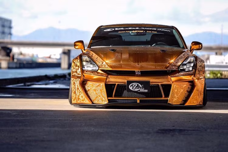 Để tạo ra được những hoa văn này, những người thợ sơn của Kuhl đã phải dùng băng dính tạo hình lên thân xe, sau đó sơn nhiều lớp để các hoa văn bắt đầu nổi lên.