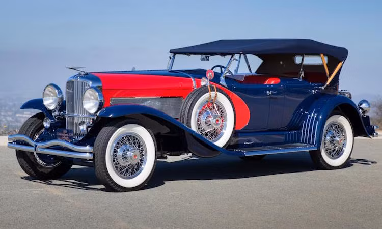1929 Duesenberg Model J Dual Cowl Phaeton - 2,42 triệu USD: Khi được tung ra vào cuối thập niên 20, Duesenberg Model J được coi là "biểu tượng của sự giàu có, đẳng cấp và đặc quyền". Ngày nay, với mức giá "khủng", điều đó vẫn không hề thay đổi.