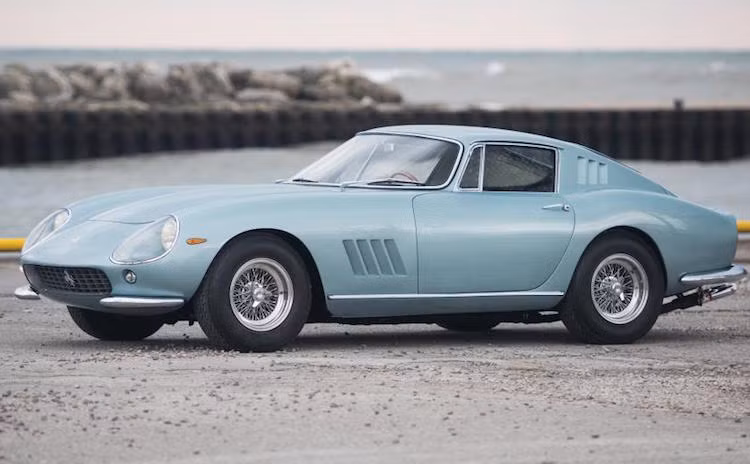 1965 Ferrari 275 GTB - 2,1175 triệu USD: Những chiếc Ferrari cổ luôn rất đắt giá, tuy nhiên chiếc 275 GTB này hoàn toàn xứng đáng với giá tiền mà chủ xe phải bỏ ra nhờ động cơ V12 3.3l 280 mã lực.