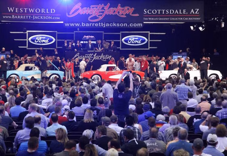 3 chiếc Chevrolet Corvette Convertibles “Serial One” - 1,815 triệu USD: Được bán dưới dạng bộ ba, mỗi chiếc Chevrolet Corvette cổ này đều là những chiếc đầu tiên được sản xuất trong 3 năm liên tiếp 1955, 1956 và 1957.