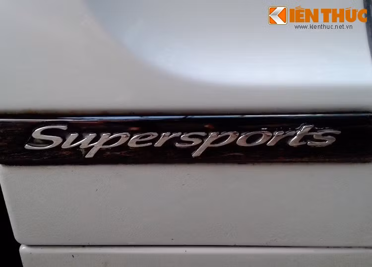 Phải thật tinh ý mới có thể nhận ra dòng chữ Supersports nhỏ nằm phía sau hốc bánh trước, trên nẹp chạy dọc thân xe.
