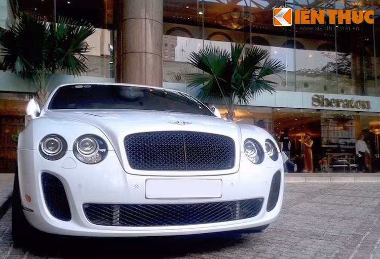 Dù vẫn sử dụng khối động cơ W12 6.0l như trên các phiên bản Continental thường nhưng "trái tim" của Continental Supersport đã được cải tiến ở rất nhiều chi tiết, cho công suất tối đa lên tới 621 mã lực và mô-men xoắn cực đại 800 Nm.