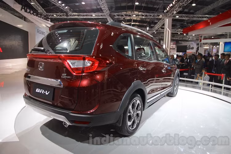 Sở hữu thiết kế theo ngôn ngữ giống như các dòng xe mới nhất của Honda, BR-V có động cơ 4 xi-lanh 1.5l i-VTEC nạp khí tự nhiên 120 mã lực/145 Nm kết hợp cùng hệ dẫn động cầu trước và hộp số sàn 6 cấp/tự động vô cấp CVT.